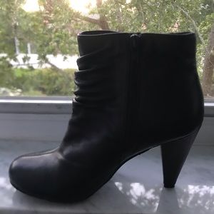 Women’s Black Booties from Arturo Chiang, size 6